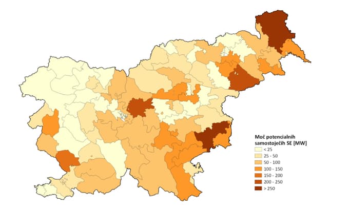Ocenjeni potencial moči velikih sončnih elektrarn ne glede na velikost možne postavitve sončne elektrarne.