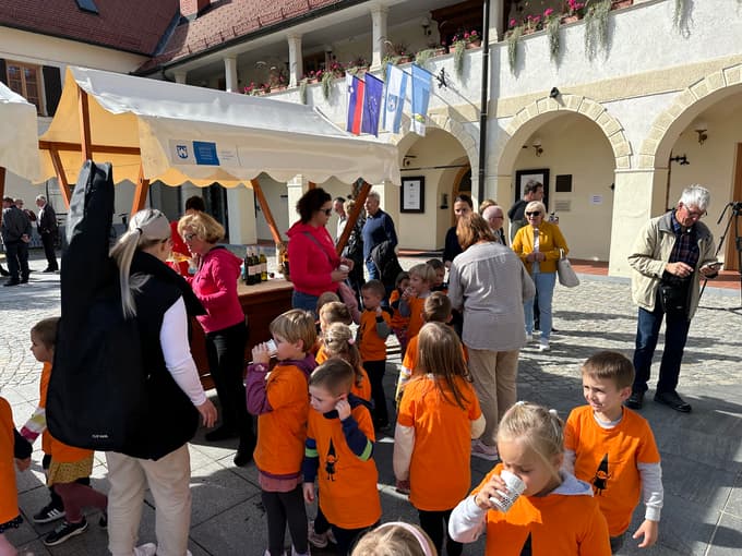 V kapsuli so dokumenti, vino, kava in USB-ključek s filmom.