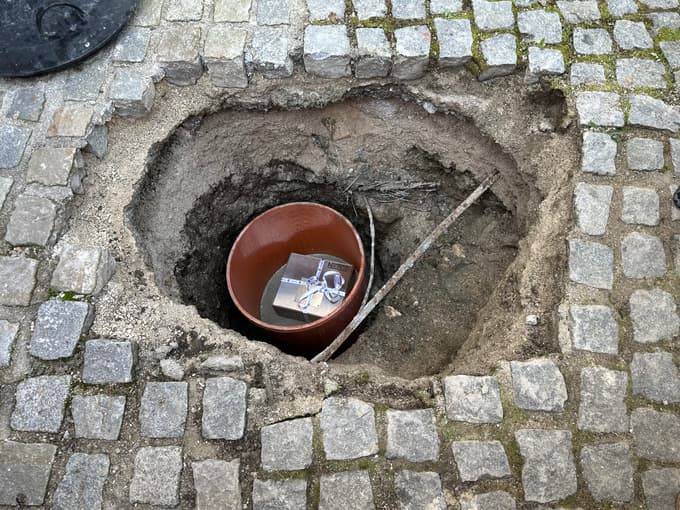 V kapsuli so dokumenti, vino, kava in USB-ključek s filmom.