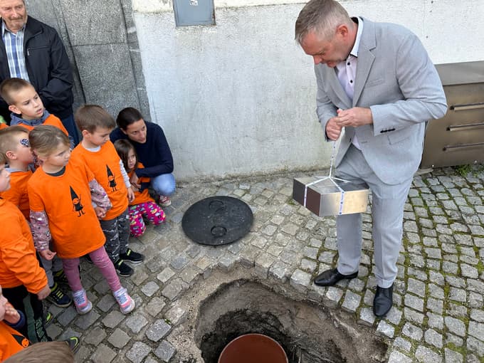 V kapsuli so dokumenti, vino, kava in USB-ključek s filmom.
