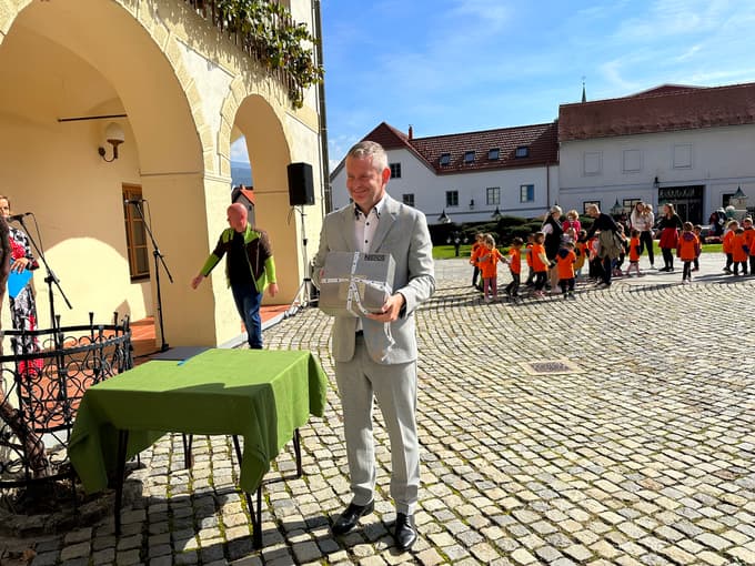 (FOTO) V Slovenj Gradcu zakopali časovno kapsulo. Kaj je v njej?