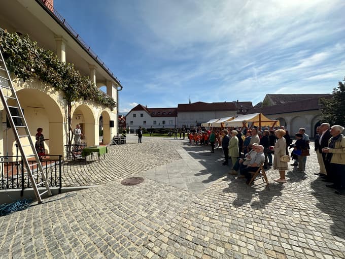 (FOTO) V Slovenj Gradcu zakopali časovno kapsulo. Kaj je v njej?