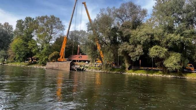 (FOTO) Na Otoku ljubezni pri dvigovanju mlina iz Mure prišlo do neljubega dogodka