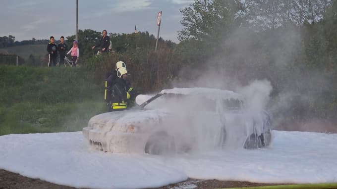 Gasilci se za gašenje električnih vozil dodatno izobražujejo.
