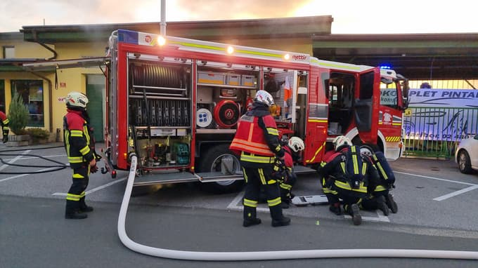 (FOTO in VIDEO) Gasilska vaja: Nezadovoljni bivši delavec na več mestih avtoodpada Pintarič podtaknil požar