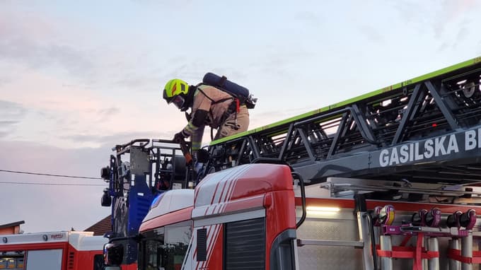 (FOTO in VIDEO) Gasilska vaja: Nezadovoljni bivši delavec na več mestih avtoodpada Pintarič podtaknil požar