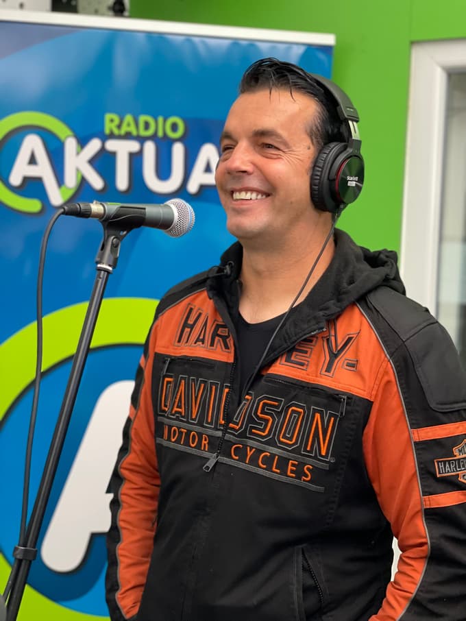 Slovenski glasbenik razkril, da je v otroštvu večkrat občutil "težko očetovo roko"