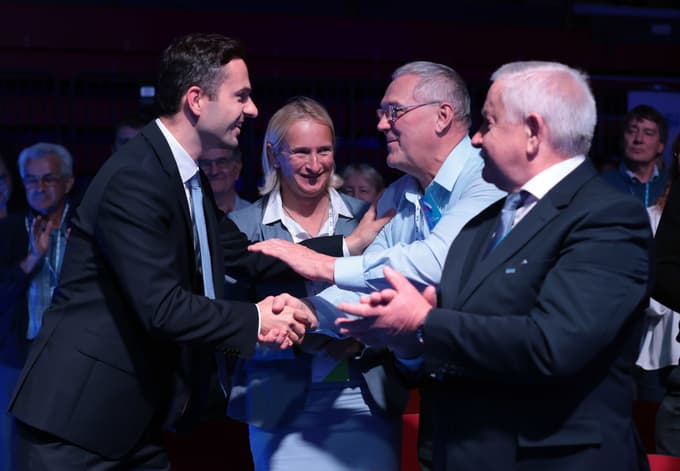 Matej Tonin (levo) sprejema čestitke. 