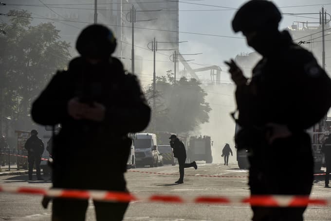 (FOTO in VIDEO) Raste število žrtev po padcu vojaškega letala na stanovanjsko stavbo blizu meje z Ukrajino