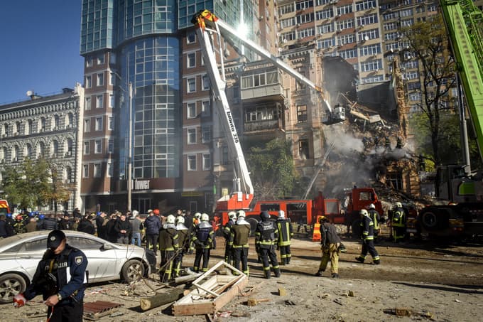 (FOTO in VIDEO) Raste število žrtev po padcu vojaškega letala na stanovanjsko stavbo blizu meje z Ukrajino