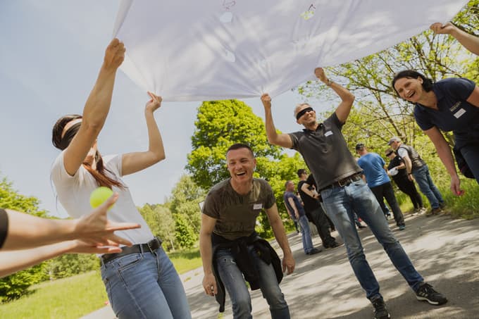 Organizirajo dan odprtih vrat, številne dogodke za zaposlene in njihove družine: športne igre, strokovne ekskurzije, družinske pohode in piknike, decembrska druženja, likovne natečaje za otroke in vnuke ...