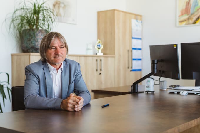 Vedno smo zainteresirani za dober tehniški kader v proizvodnji, z novimi projekti v avtoindustriji pa bomo do marca prihodnje leto delo lahko ponudili še 15 novim sodelavcem," pravi direktor podjetja Roman Stegne.