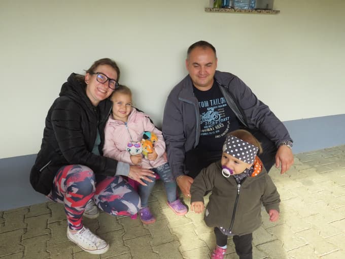 Družina Plejnšek leto in pol staro deklico spremlja na vse preglede in zdravljenje v Bruslju. 