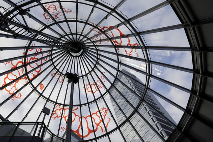 Okraski na stekleni kupoli na podzemni postaji Festhalle Frankfurt, prizorišču Frankfurtskega knjižnega sejma