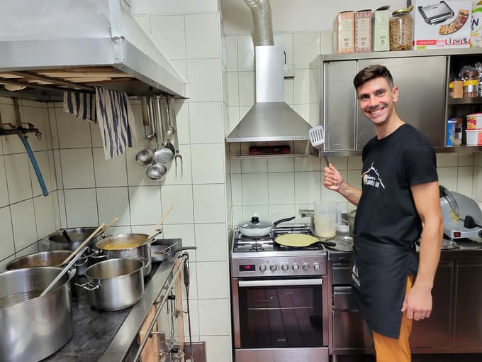 Nejc Juvan v kuhinji Doma na Uršlji gori 