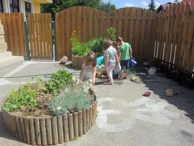 Gredice so uredili kar na dvorišču sredi mesta, imajo pa tudi velik vrt.