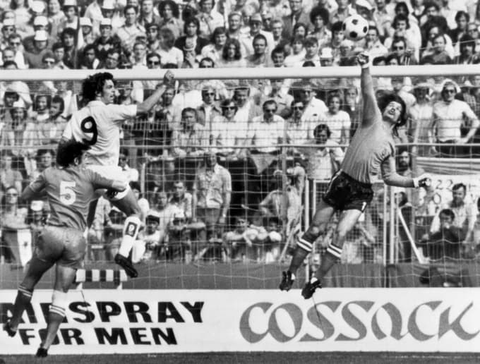 Škoti so izpadli tudi tedaj, ko niso izgubili. Tako se je leta 1974 Joe Jordan (št. 9) lotil Jugoslovanov Josipa Katalinskega in vratarja Enverja Marića.