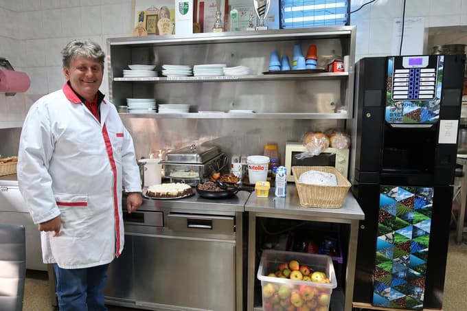 Jože Fingušt v jedilnici, kjer imajo zaposleni na voljo tud brezplačno kavo