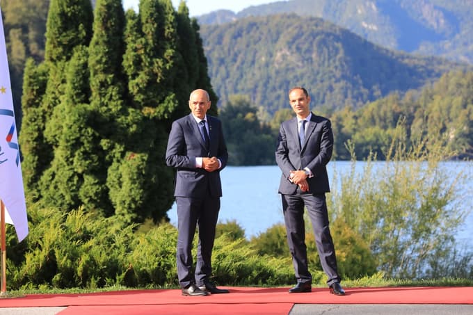 Janez Janša in Anže Logar sta dolgoletna politična sopotnika. Logarju se znova obeta ministrski položaj v Janševi vladi. Postal naj bi minister za gospodarstvo, delo in šport.