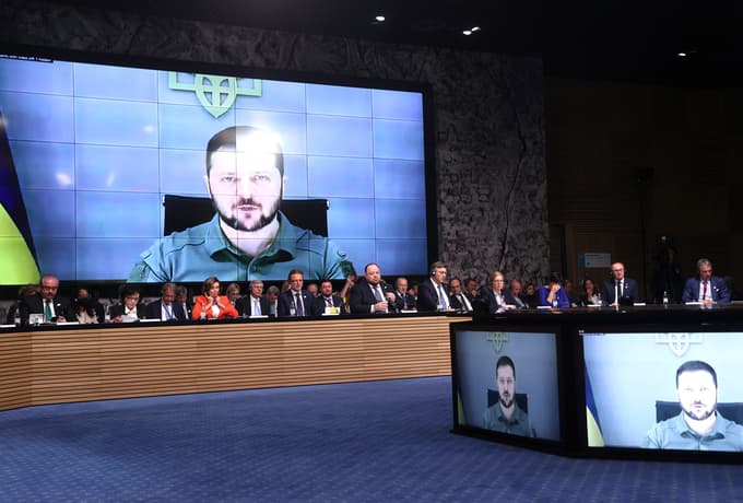 Zbrane je na platformi nagovoril tudi ukrajinski predsednik Volodimir Zelenski.