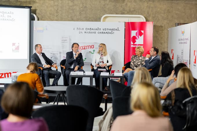 Od leve proti desni: Enzo Smrekar, Tomislav Čizmić, moderatorka, Aleša Mižigoj in Mihajlo Stojković.