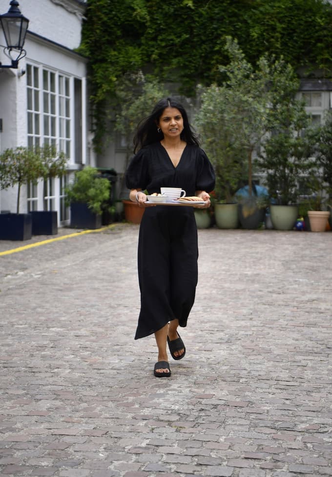 Kdo je žena britanskega premierja? Bogatejša je od moža, a njena družina si nekoč ni mogla privoščiti telefona