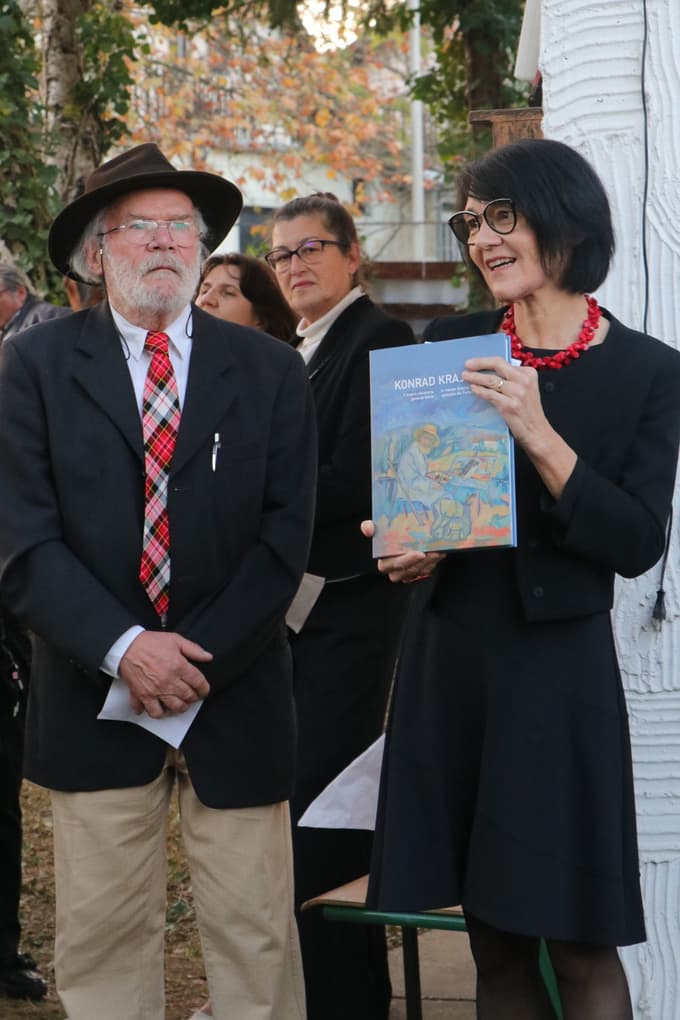 Kondrad Krajnc in Anamarija Stibilj Šajn, ki je o Krajncu pisala tudi v monografiji.