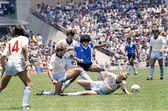 Gol stoletja: tako je šel Maradona v četrtfinalu SP '86 skozi, mimo in čez angleško obrambo.