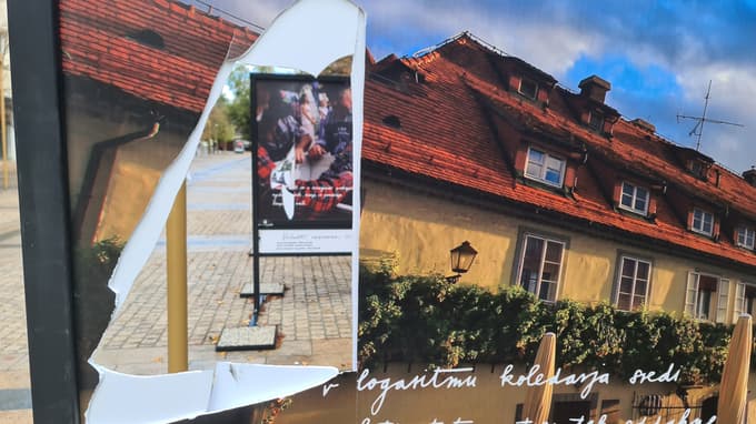 (FOTO) Vandalizem v mariborski dnevni sobi: Koga je zmotila razstava na Trgu Leona Štuklja o večnosti zapisani trti?
