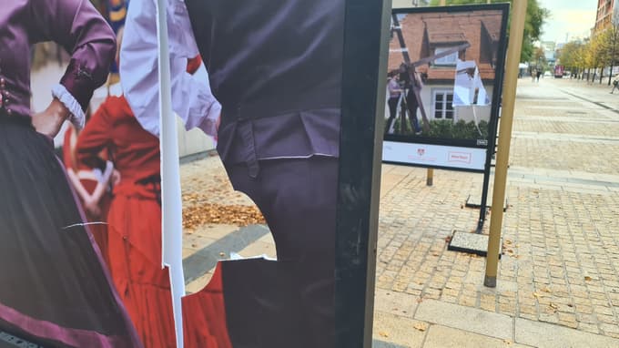 (FOTO) Vandalizem v mariborski dnevni sobi: Koga je zmotila razstava na Trgu Leona Štuklja o večnosti zapisani trti?
