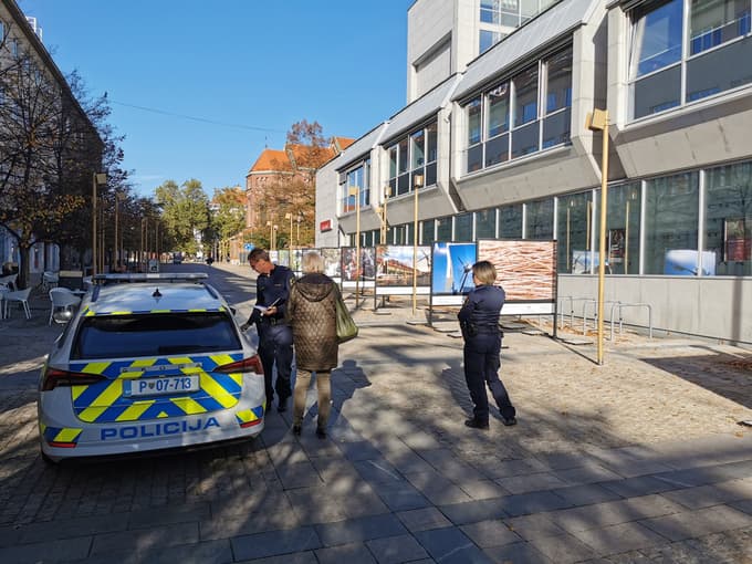 (FOTO) Vandalizem v mariborski dnevni sobi: Koga je zmotila razstava na Trgu Leona Štuklja o večnosti zapisani trti?