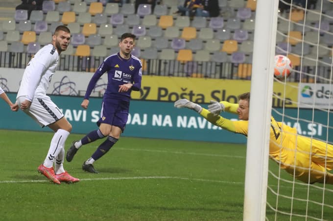 (FOTO) Pokal: V Ljudskem vrtu kazalo na presenečenje Krke, v drugem polčasu Mariborčani le kronali premoč