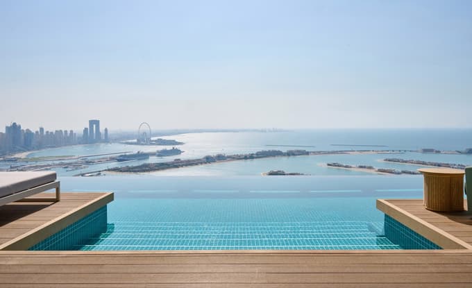 (FOTO) V mestu neverjetnih rekordov: Najvišji "neskončni" bazen na svetu ponuja razgled, ob katerem se vam zvrti