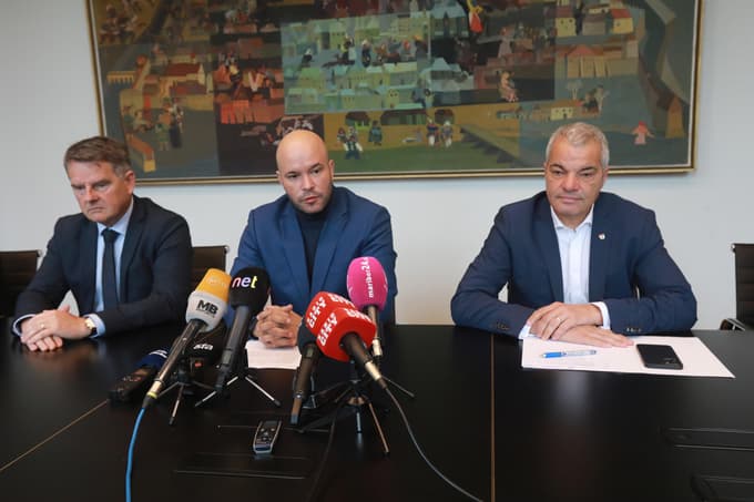 Pogodbo o sofinanciranju modernizacije žičniških naprav in izgradnje Outdoor centra Maribor-Areh sta v prisotnosti mariborskega župana Saše Arsenoviča podpisala državni sekretar na ministrstvu za gospodarski razvoj in tehnologijo Matevž Frangež in direktor javnega podjetja Marprom Ranko Šmigoc