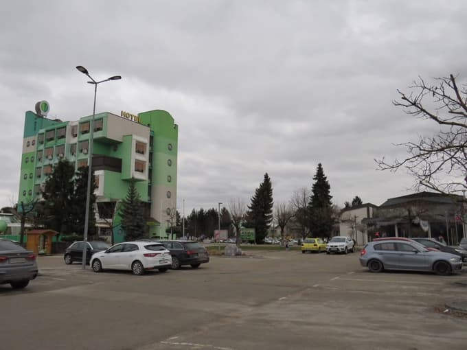 V hotelskem kompleksu bo tudi del sosednje knjižnice in/ali glasbene šole.