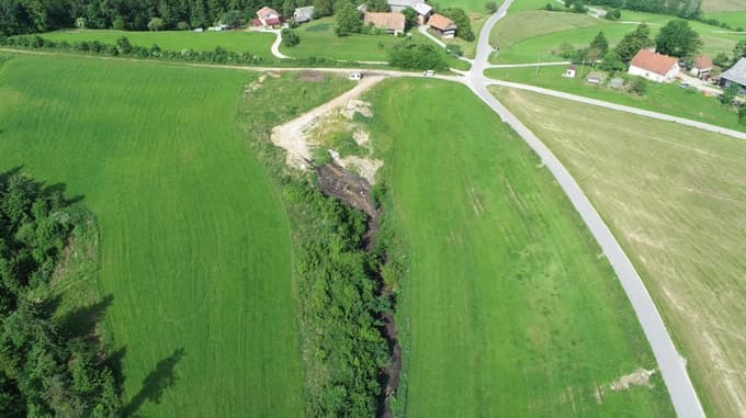 Inšpekcijski odločbi po onesnaženju z blatom: Kaj je bilo opravljeno za 350 evrov, šest piv in salamo?