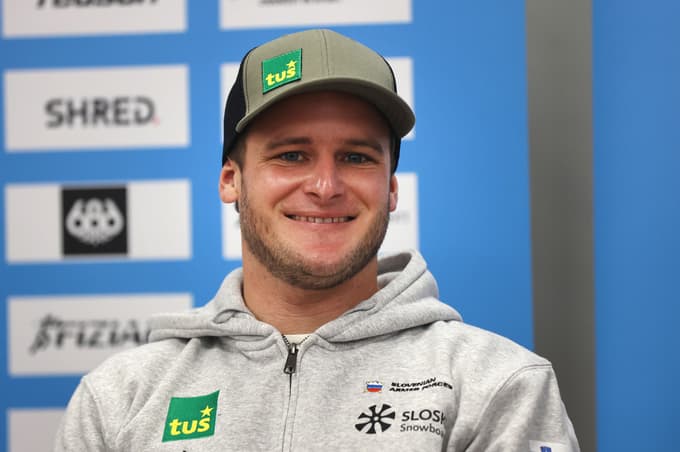 Ljubljana.Novinarska konferenca slovenske deskarske reprezentance. Slovenska deskarska reprezentanca Slovenski deskar Tim Mastnak.