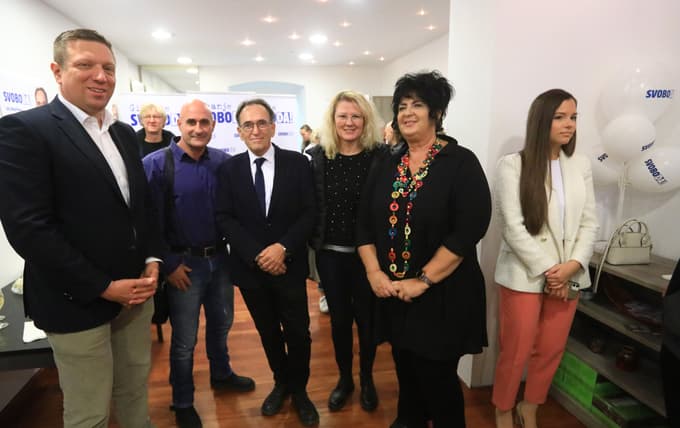 (VOLITVE MARIBOR) Večerovi novinarji na terenu: Kaj vse so videli in posneli v štabih županskih kandidatov?