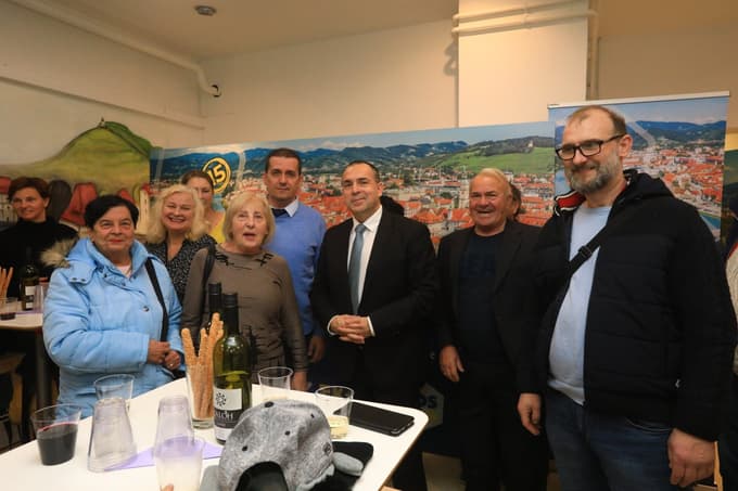 (VOLITVE MARIBOR) Večerovi novinarji na terenu: Kaj vse so videli in posneli v štabih županskih kandidatov?