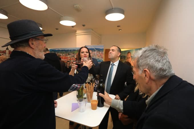 (VOLITVE MARIBOR) Večerovi novinarji na terenu: Kaj vse so videli in posneli v štabih županskih kandidatov?