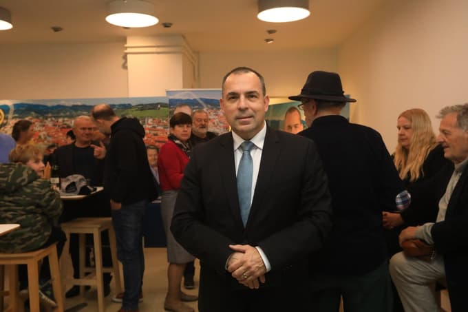 (VOLITVE MARIBOR) Večerovi novinarji na terenu: Kaj vse so videli in posneli v štabih županskih kandidatov?