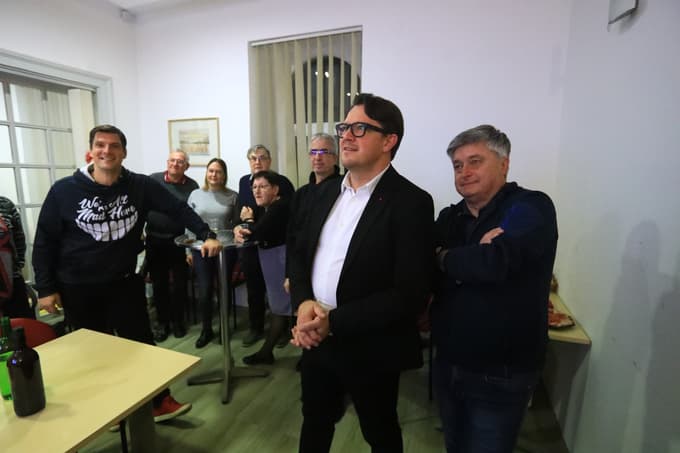 (VOLITVE MARIBOR) Večerovi novinarji na terenu: Kaj vse so videli in posneli v štabih županskih kandidatov?