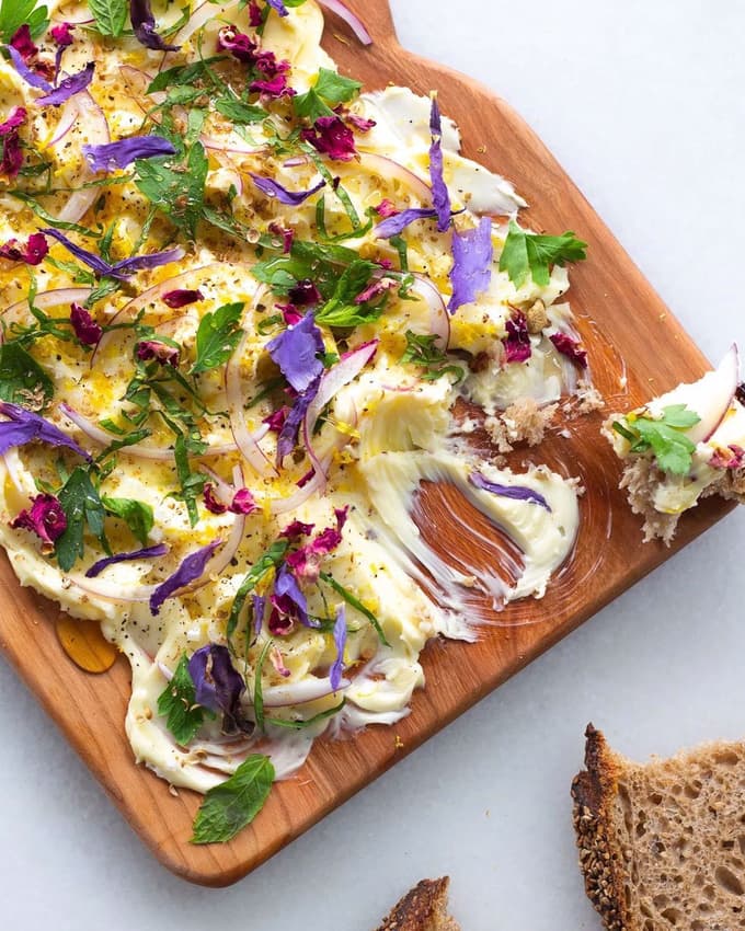 Maslena plošča ni za vsak okus. Je zgolj še ena od bolj ali manj posrečenih domislic z množico klikov.