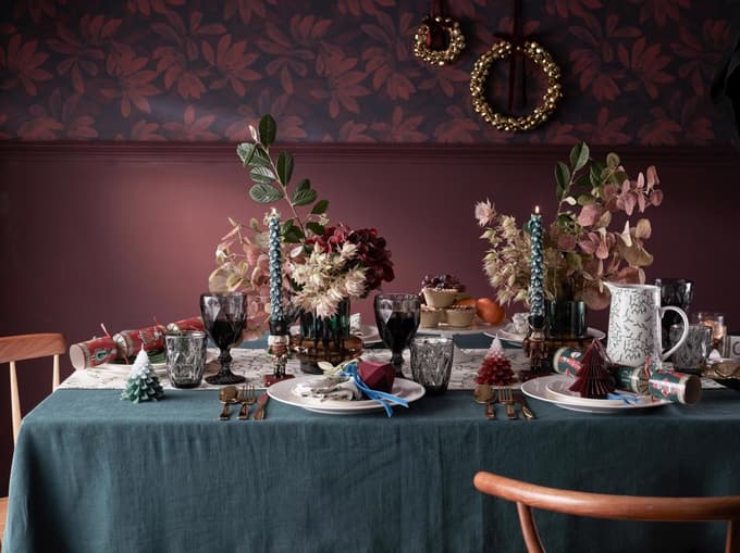 Miza naj bo okrašena tako, da bo z dekoracijo vabila, da sedemo za njo in skupaj z drugimi uživamo v prazničnem vzdušju.