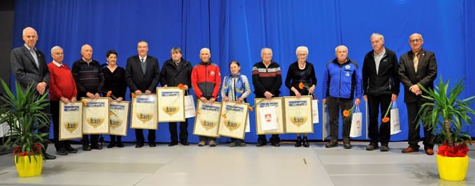 Prejemniki svečanih listin PZS, najvišjih priznanj Planinske zveze Slovenije, za leto 2022 s predsednikom PZS Jožetom Rovanom in predsednikom OKS Bogdanom Gabrovcem, Franc Kocbek je peti z leve.