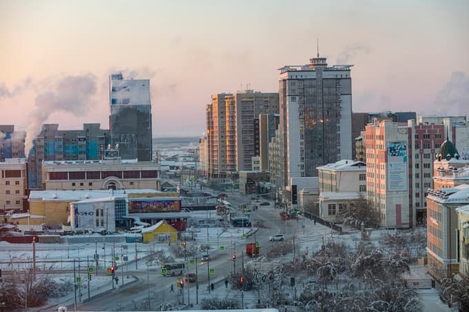 Kakšnih 450 kilometrov južno od arktičnega kroga mraza vajeni domačini poskušajo živeti bolj ali manj običajno življenje pod kupom oblačil.