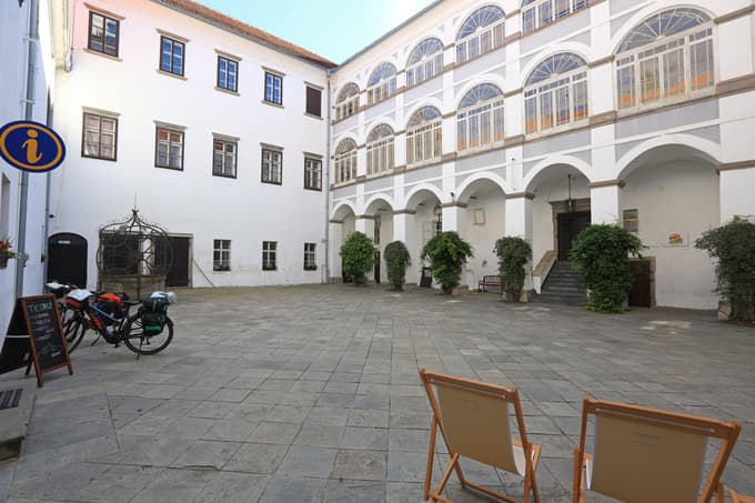 Sedež javnega zavoda z zaenkrat še 11 zaposlenimi, je v grajski stavbi, kjer sta tudi Tic in vinoteka.