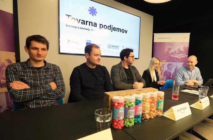 Blaž Jakopin (Priot), Uroš Požgan (Kokica), Primož Zelenšek (Chipolo), Monika Jankovič (Oikos Housing) in Urban Lapanje (Tovarna podjemov) so predstavili uspešne zgodbe startup podjetij.