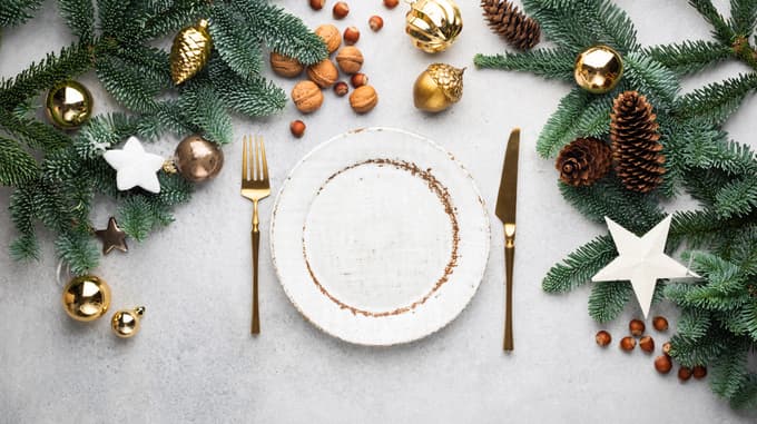 Praznična miza: naj bo kozarec za vodo levo ali desno in kam odložiti prtiček?