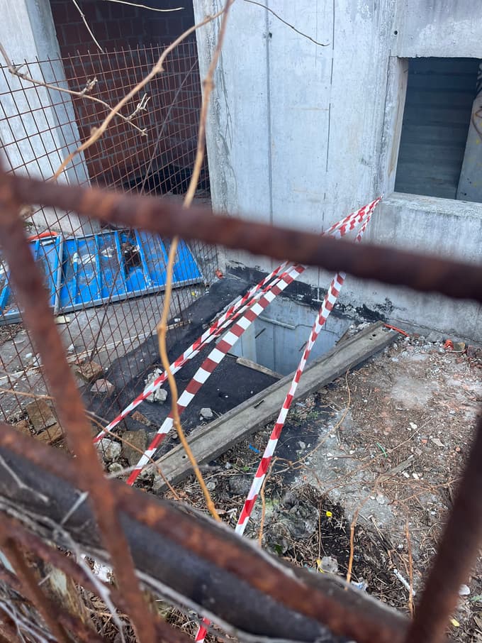 (FOTO) Maribor: Zgrmel v deset metrov globok svetlobni jašek ob nedokončanem objektu Centrum in preživel